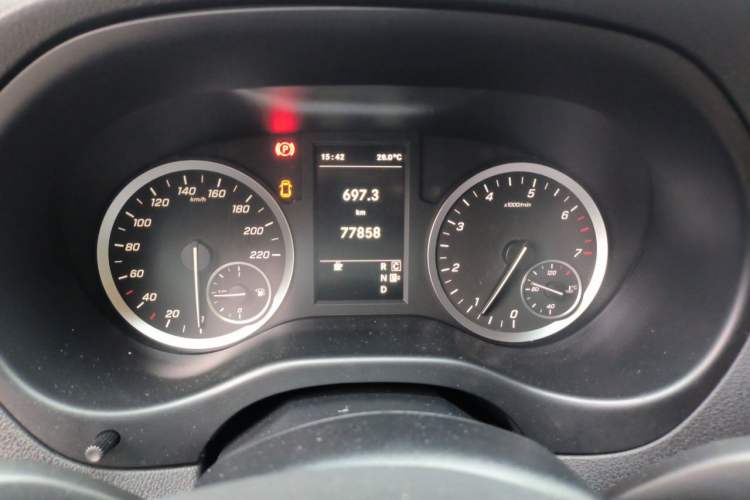 Used Mercedes-Benz Vito 2018 2.0T Business Version China VI Emission Standard Odometer Close Up