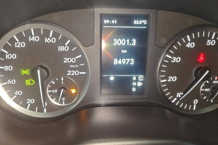 Used Mercedes-Benz Vito 2018 2.0T Elite Version 7 Seats China V Emission Standard Odometer Close Up