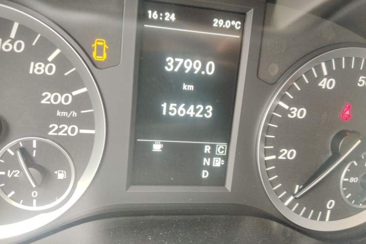 Used Mercedes-Benz Vito 2018 2.0T Business Version China V Emission Standard Odometer Close Up