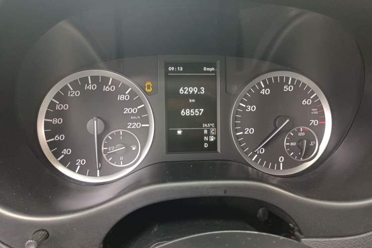 Used Mercedes-Benz Vito 2018 2.0T Business Version China V Emission Standard Odometer Close Up