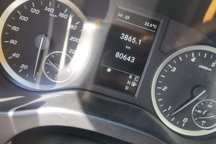 Used Mercedes-Benz Vito 2018 2.0T Business Version China VI Emission Standard Odometer Close Up