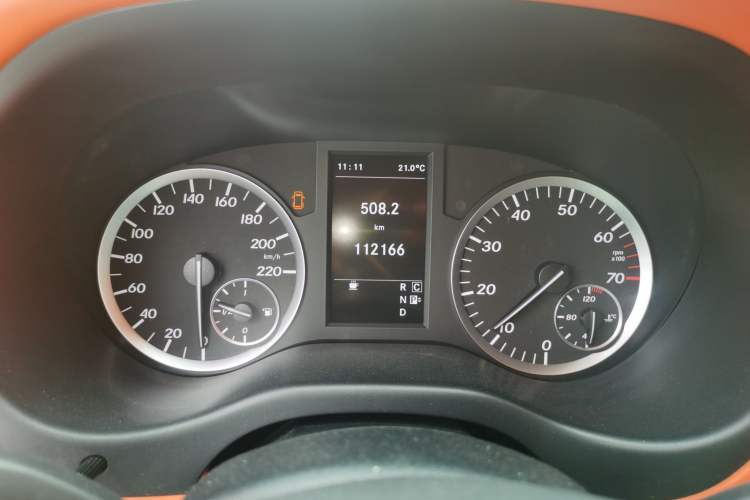 Used Mercedes-Benz Vito 2018 2.0T Business Version China VI Emission Standard Odometer Close Up