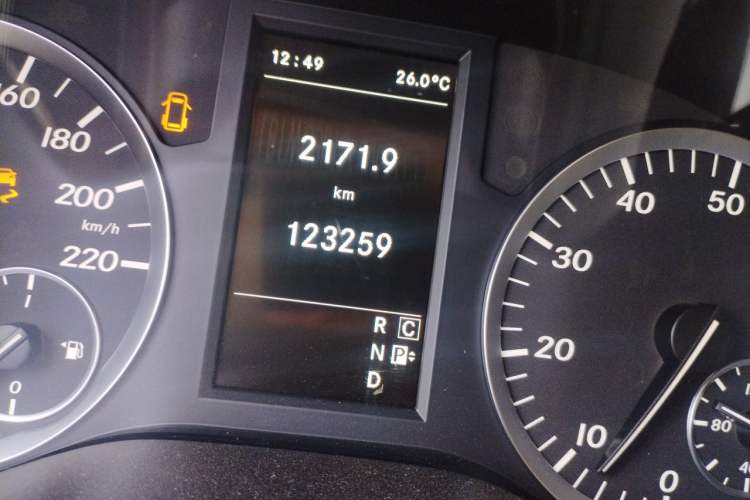 Used Mercedes-Benz Vito 2018 2.0T Elite Version 7 Seats China VI Emission Standard Odometer Close Up