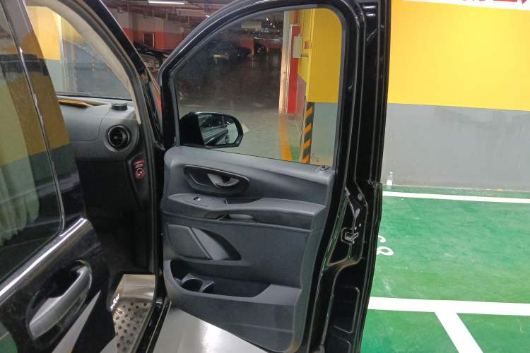 Used Mercedes-Benz Vito 2018 2.0T Elite Version 7 Seats China VI Emission Standard Right Front Door Interior