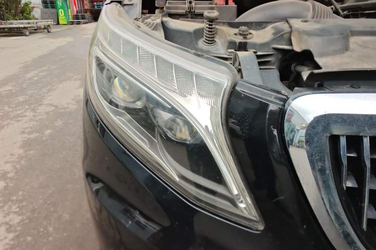 Used Mercedes-Benz Vito 2018 2.0T Elite Version 7 Seats China VI Emission Standard Right Front Headlight