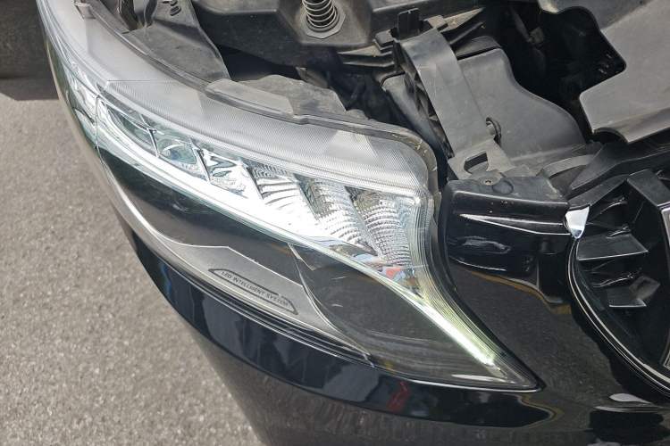 Used Mercedes-Benz Vito 2018 2.0T Elite Version 7 Seats China VI Emission Standard Right Front Headlight