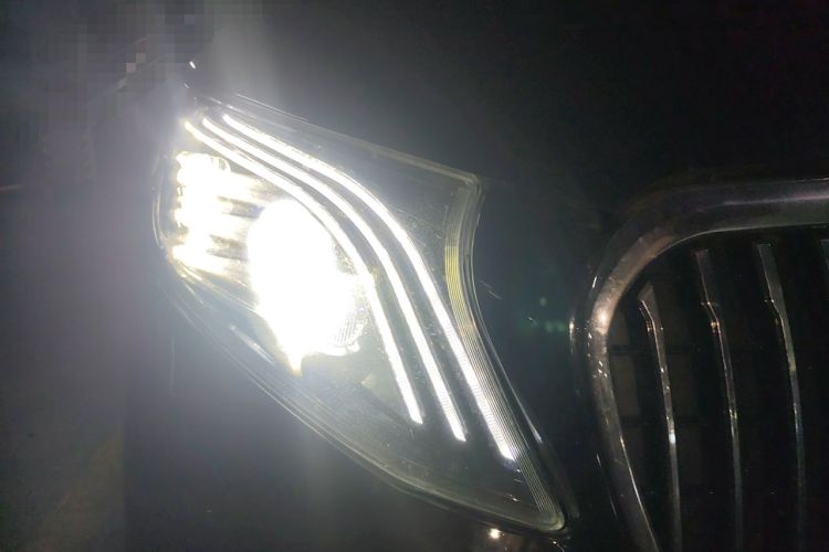 Used Mercedes-Benz Vito 2018 2.0T Elite Version 9 Seats China VI Emission Standard Right Front Headlight