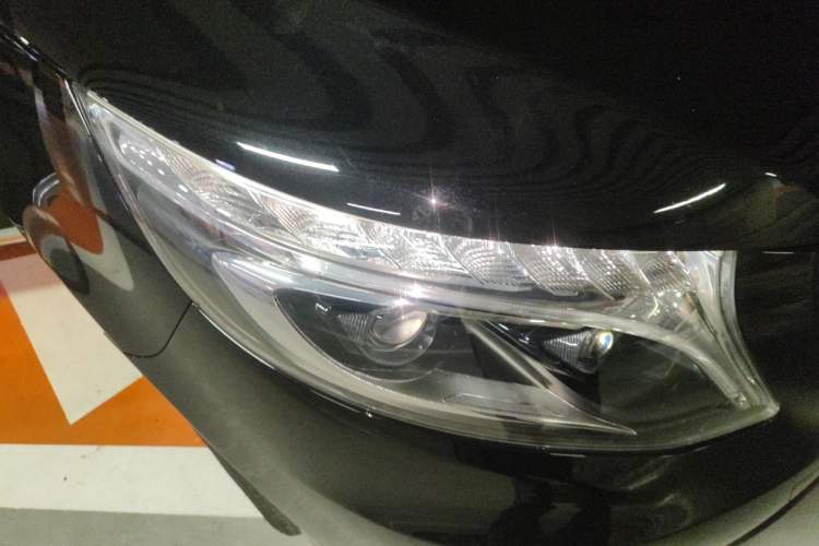Used Mercedes-Benz Vito 2018 2.0T Elite Version 7 Seats China VI Emission Standard Right Front Headlight