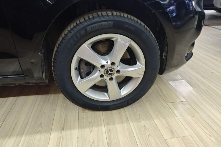 Used Mercedes-Benz Vito 2018 2.0T Elite Version 7 Seats China V Emission Standard Right Front Wheel Hub