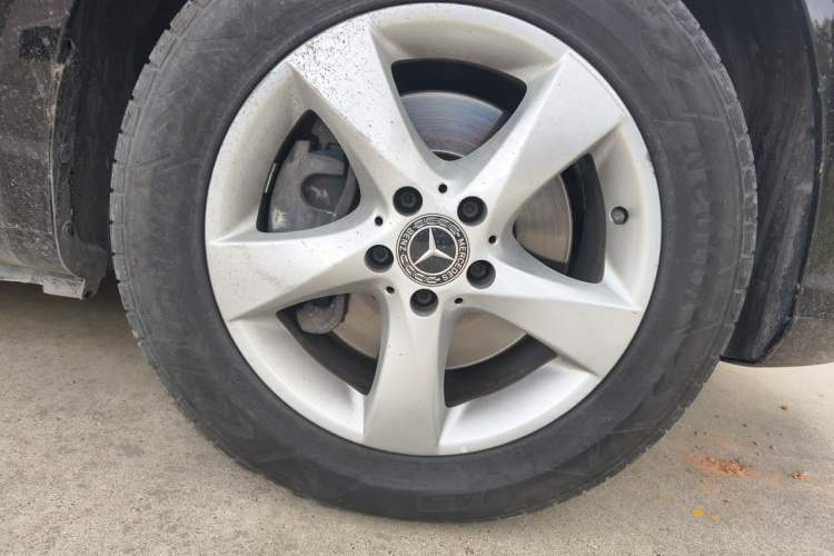 Used Mercedes-Benz Vito 2018 2.0T Elite Version 7 Seats China V Emission Standard Right Front Wheel Hub