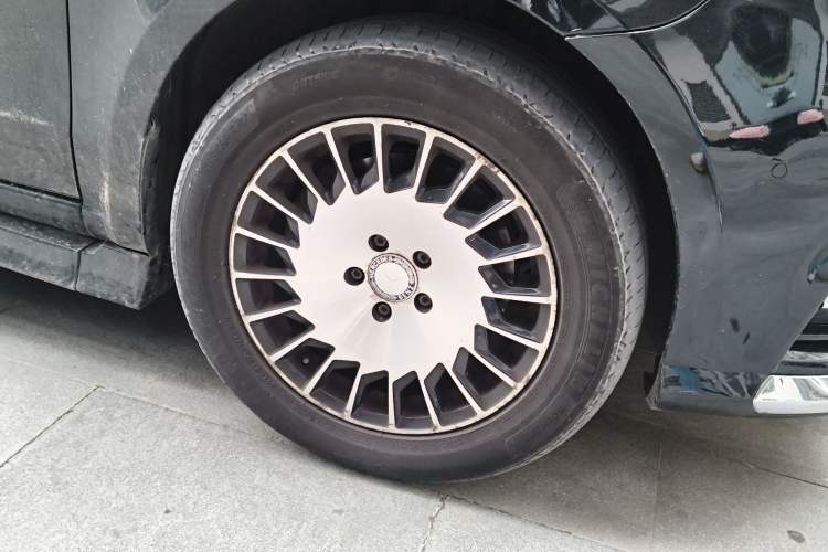 Used Mercedes-Benz Vito 2018 2.0T Elite Version 7 Seats China V Emission Standard Right Front Wheel Hub