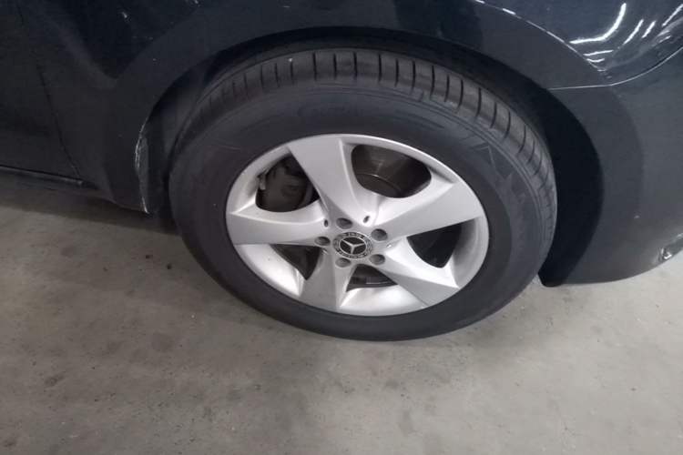 Used Mercedes-Benz Vito 2018 2.0T Elite Version 7 Seats China V Emission Standard Right Front Wheel Hub
