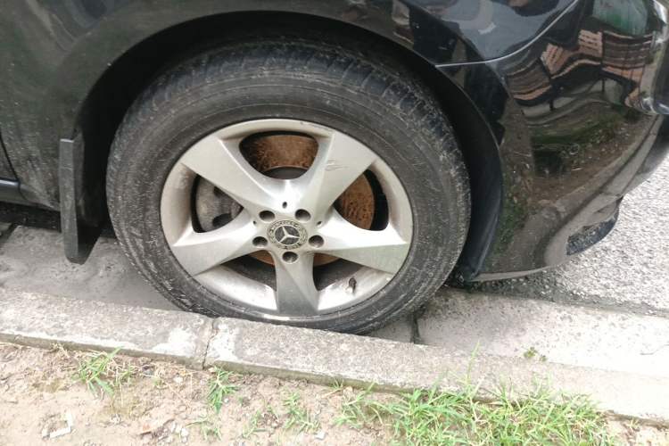 Used Mercedes-Benz Vito 2018 2.0T Business Version China V Emission Standard Right Front Wheel Hub