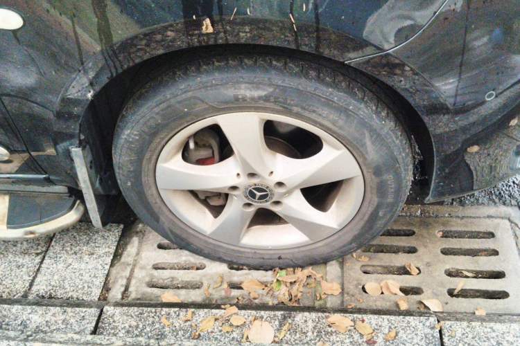 Used Mercedes-Benz Vito 2018 2.0T Business Version China V Emission Standard Right Front Wheel Hub