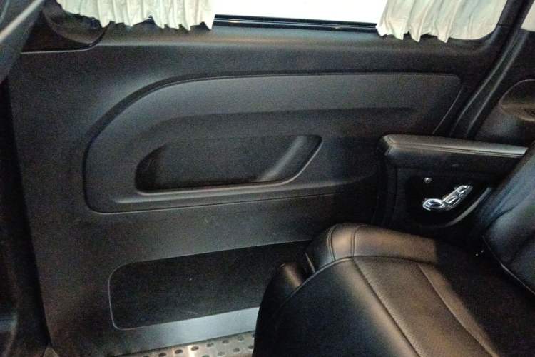 Used Mercedes-Benz Vito 2018 2.0T Elite Version 7 Seats China VI Emission Standard Right Rear Door Interior