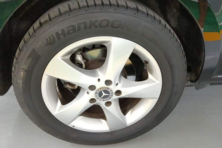 Used Mercedes-Benz Vito 2018 2.0T Elite Version 7 Seats China VI Emission Standard Right Rear Wheel Hub