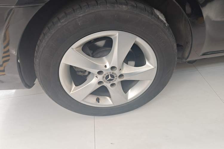 Used Mercedes-Benz Vito 2018 2.0T Elite Version 7 Seats China VI Emission Standard Right Rear Wheel Hub