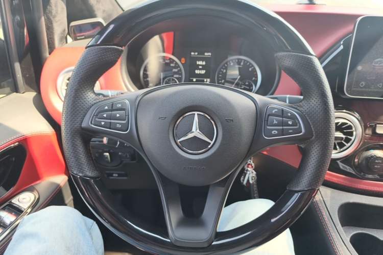 Used Mercedes-Benz Vito 2018 2.0T Elite Version 7 Seats China VI Emission Standard Steering Wheel