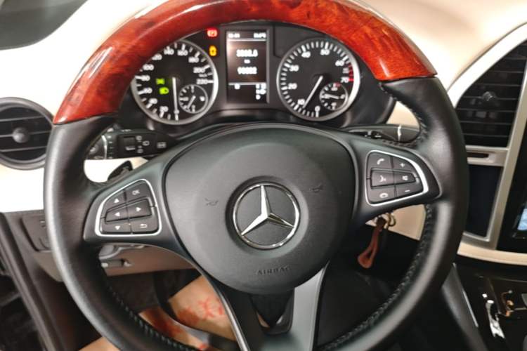 Used Mercedes-Benz Vito 2018 2.0T Elite Version 7 Seats China VI Emission Standard Steering Wheel