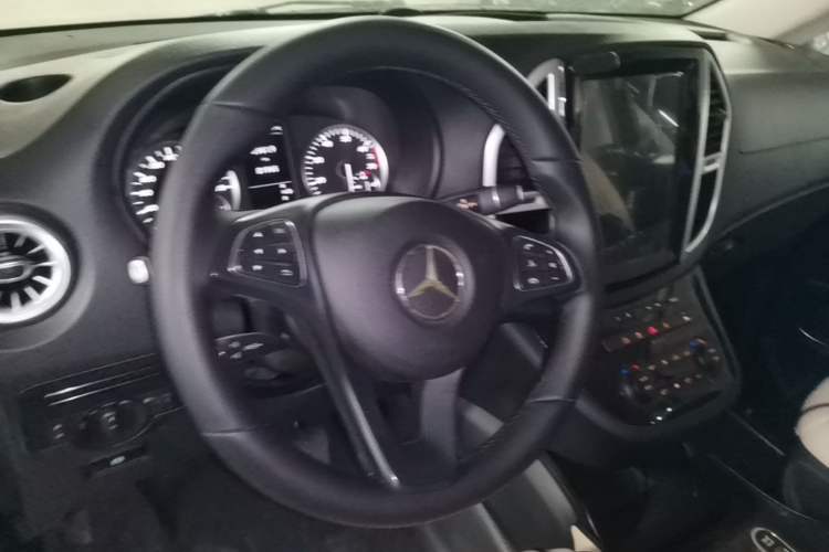 Used Mercedes-Benz Vito 2018 2.0T Elite Version 7 Seats China V Emission Standard Steering Wheel