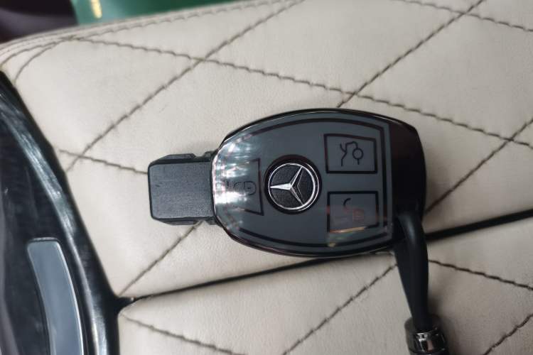 Used Mercedes-Benz Vito 2018 2.0T Elite Version 7 Seats China VI Emission Standard Vehicle Key