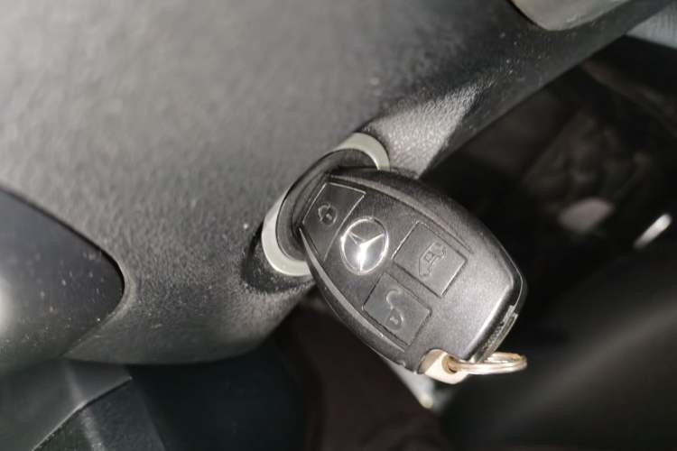 Used Mercedes-Benz Vito 2018 2.0T Business Version China VI Emission Standard Vehicle Key