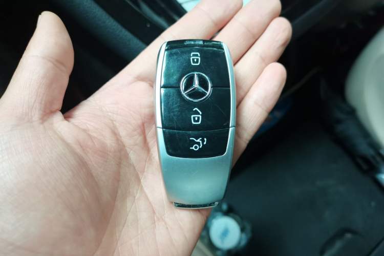 Used Mercedes-Benz Vito 2018 2.0T Elite Version 7 Seats China V Emission Standard Vehicle Key