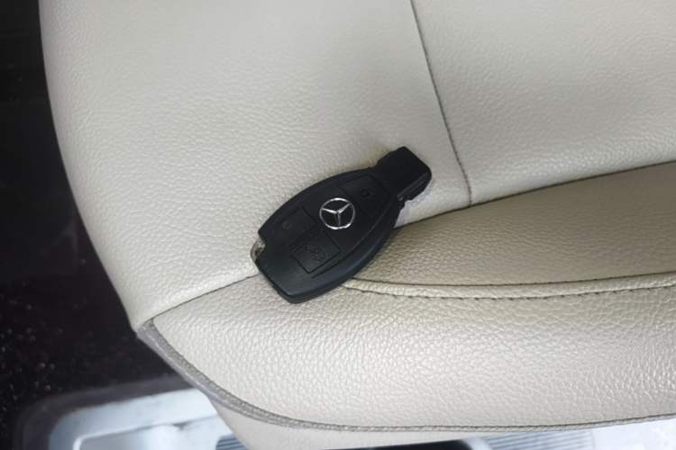 Used Mercedes-Benz Vito 2018 2.0T Elite Version 7 Seats China VI Emission Standard Vehicle Key