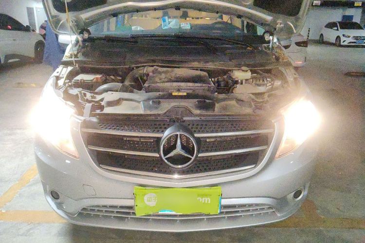 Used Mercedes-Benz Vito 2018 2.0T Elite Version 7 Seats China VI Emission Standard Engine Bay