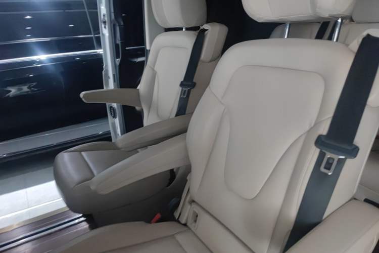 Used Mercedes-Benz Vito 2018 2.0T Business Version China VI Emission Standard Interior 1
