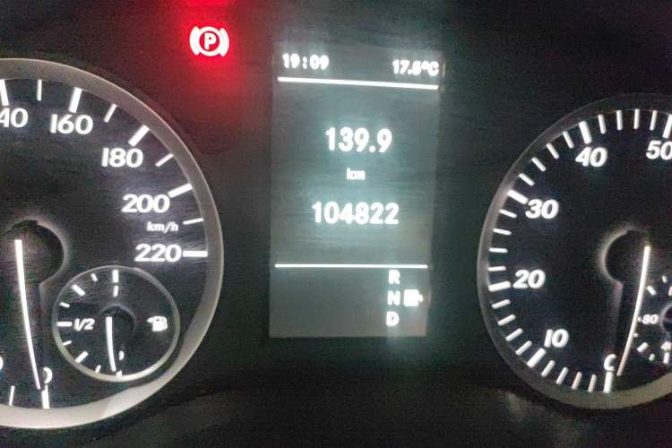 Used Mercedes-Benz Vito 2018 2.0T Business Version China VI Emission Standard Odometer Close Up