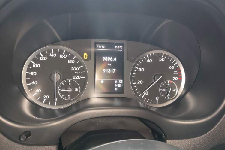 Used Mercedes-Benz Vito 2018 2.0T Business Version China V Emission Standard Odometer Close Up