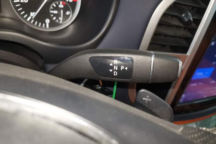 Used Mercedes-Benz Vito 2018 2.0T Business Version China VI Emission Standard Gear Lever