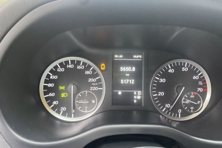 Used Mercedes-Benz Vito 2018 2.0T Business Version China V Emission Standard Odometer Close Up