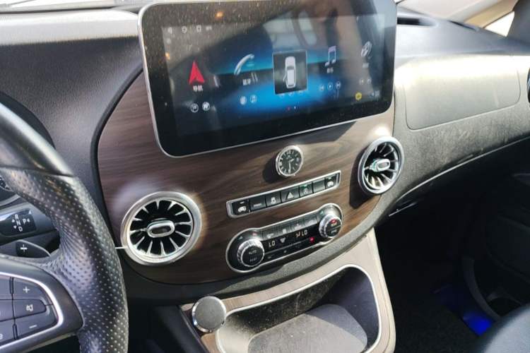 Used Mercedes-Benz Vito 2020 2.0T Business Version 7 Seats Audio And AC Panel