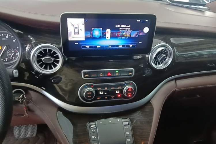 Used Mercedes-Benz Vito 2020 2.0T Business Version 7 Seats Audio And AC Panel