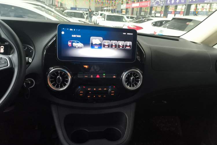 Used Mercedes-Benz Vito 2020 2.0T Elite Version 7 Seats Audio And AC Panel