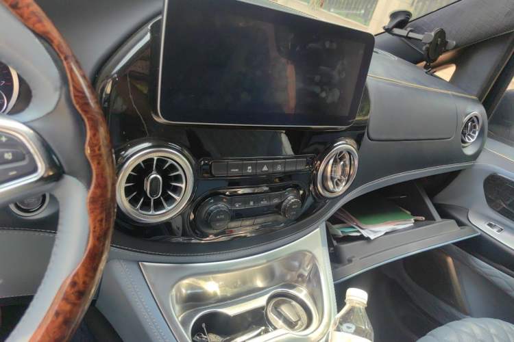 Used Mercedes-Benz Vito 2020 2.0T Elite Version 7 Seats Audio And AC Panel