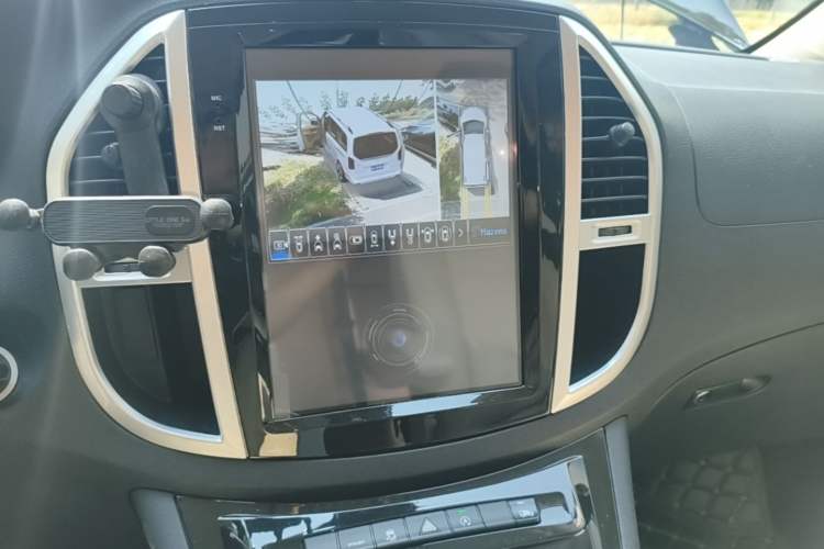 Used Mercedes-Benz Vito 2020 2.0T Elite Version 7 Seats Audio And AC Panel