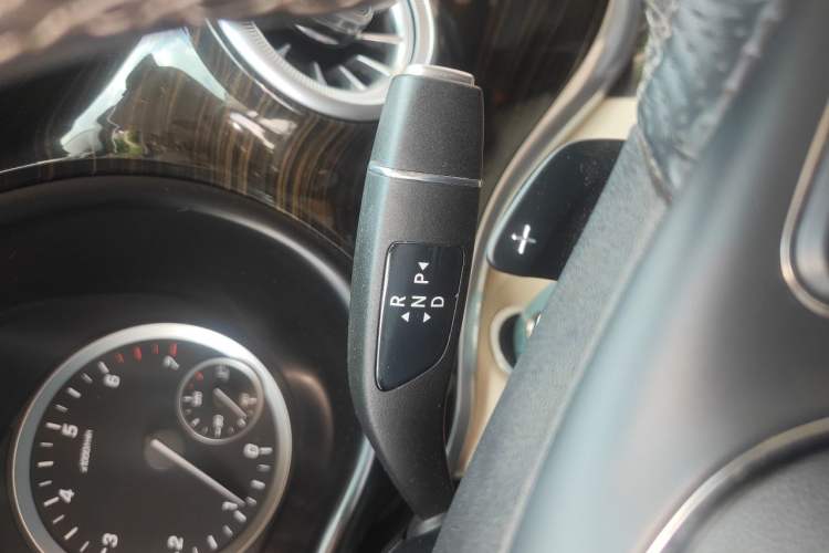 Used Mercedes-Benz Vito 2020 2.0T Elite Version 7 Seats Gear Lever