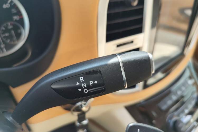 Used Mercedes-Benz Vito 2020 2.0T Elite Version 7 Seats Gear Lever