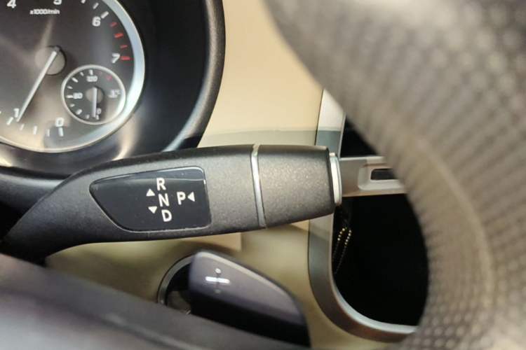 Used Mercedes-Benz Vito 2020 2.0T Elite Version 7 Seats Gear Lever