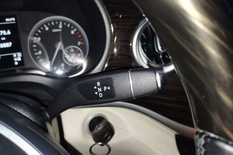 Used Mercedes-Benz Vito 2020 2.0T Business Version 7 Seats Gear Lever
