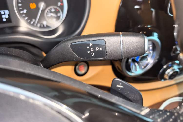 Used Mercedes-Benz Vito 2020 2.0T Elite Version 7 Seats Gear Lever