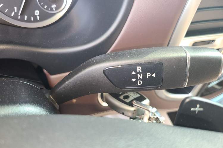 Used Mercedes-Benz Vito 2020 2.0T Elite Version 7 Seats Gear Lever