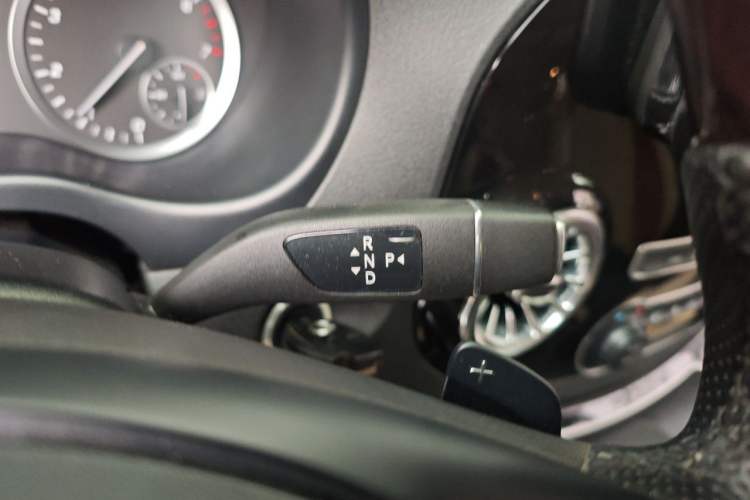 Used Mercedes-Benz Vito 2020 2.0T Elite Version 7 Seats Gear Lever