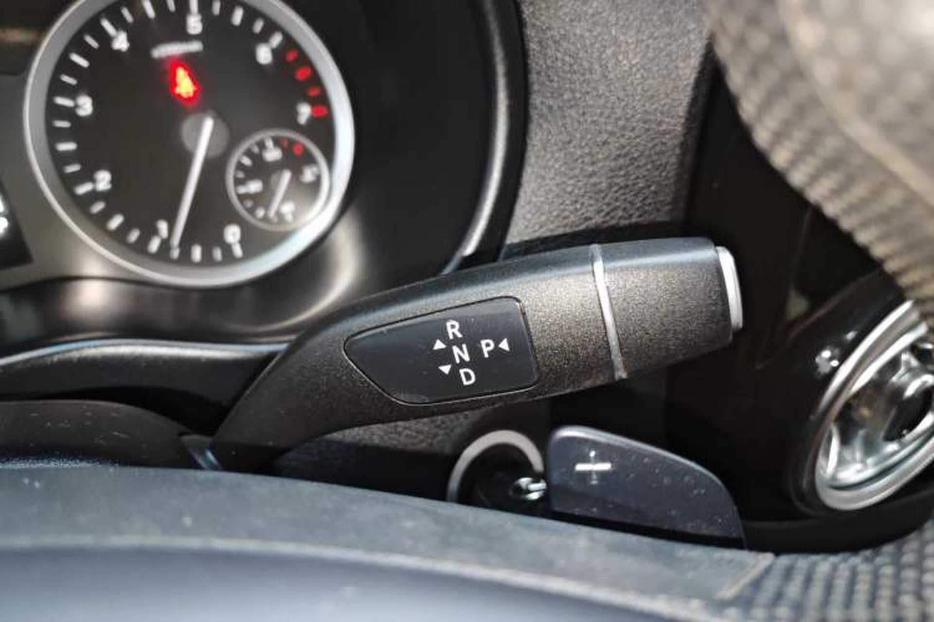 Used Mercedes-Benz Vito 2020 2.0T Elite Version 7 Seats Gear Lever