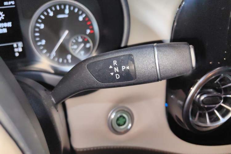 Used Mercedes-Benz Vito 2020 2.0T Elite Version 7 Seats Gear Lever