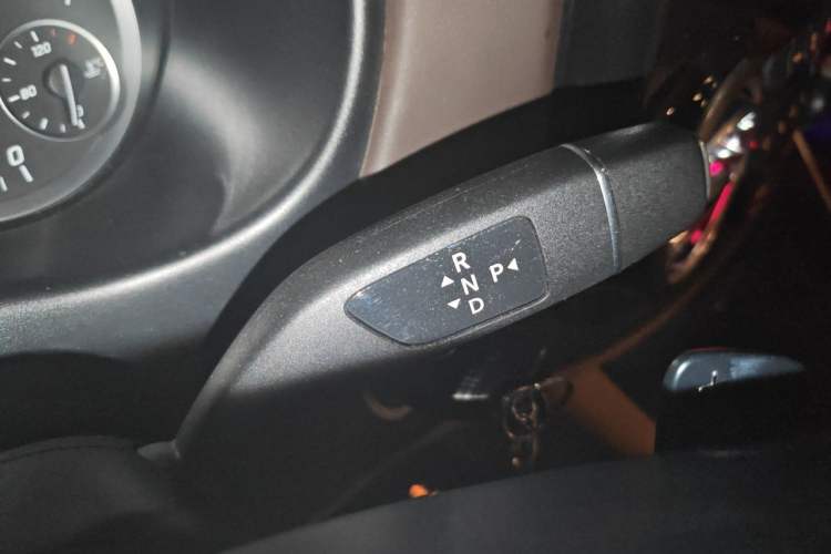 Used Mercedes-Benz Vito 2020 2.0T Elite Version 7 Seats Gear Lever