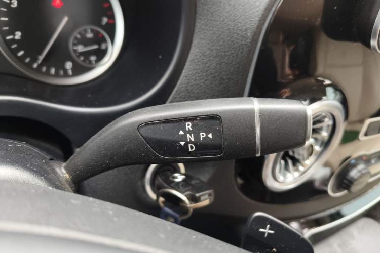 Used Mercedes-Benz Vito 2020 2.0T Elite Version 9 Seats Gear Lever